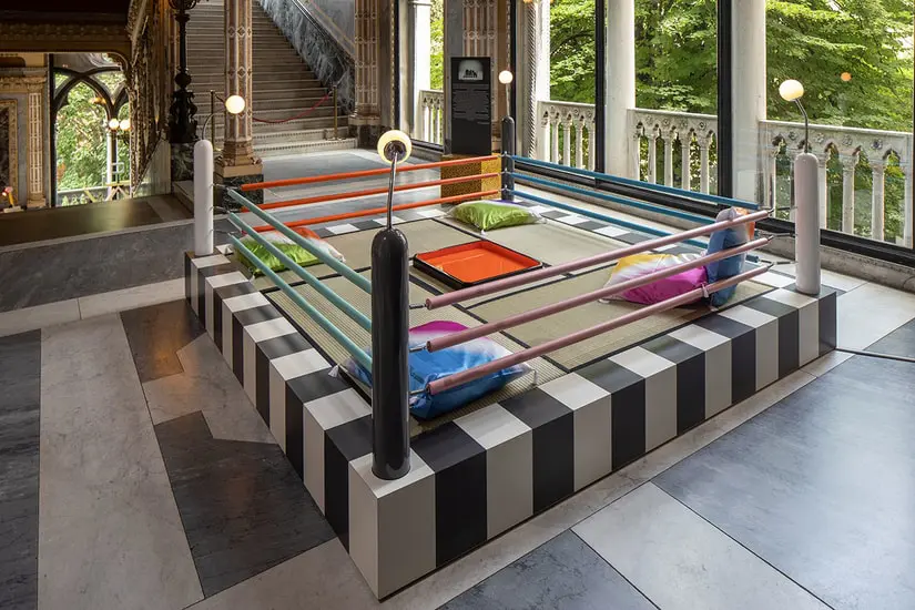 tawaraya bed by menphis milano displayed in Venice, a must see during our shopping tour while buying furniture in Italy