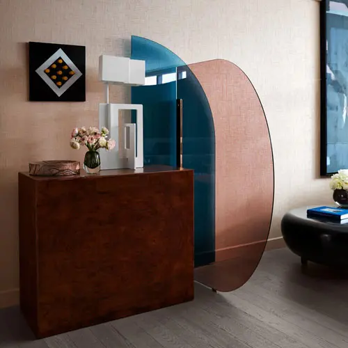 vela glass divider by arflex for a bedroom with 70s style