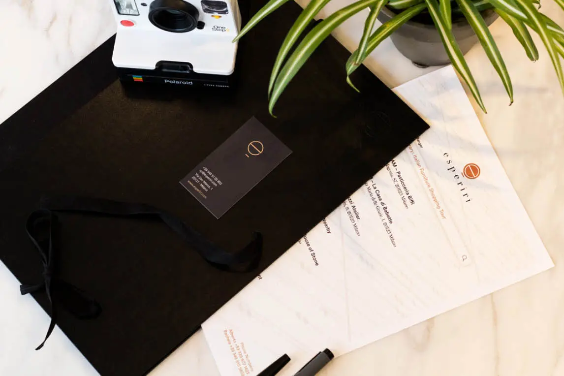 Esperiri folder, documents and an instant camera on a desk