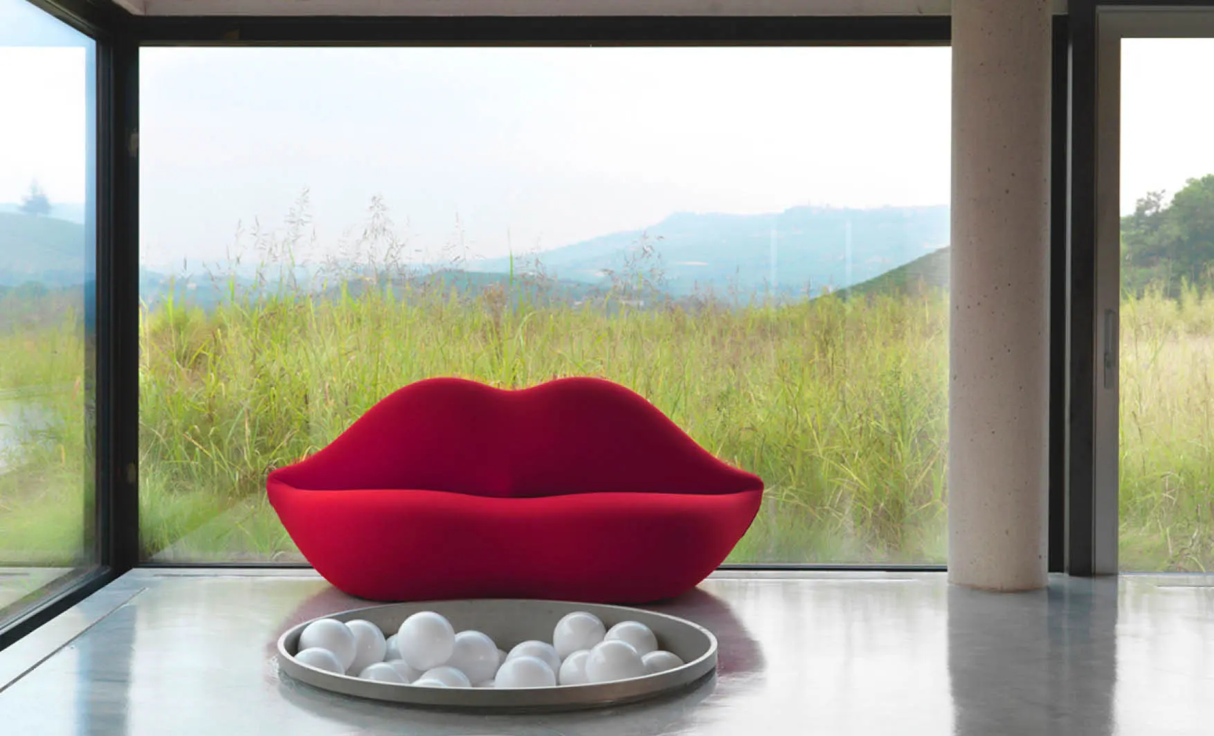 The last phase of the interior design steps is to choose the fabrics, the lights or design object for your house.