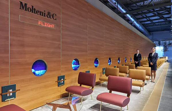 Molteni&C showed the Gio Ponti collection at Milan Furniture Fair 2021. An immersive flight on an airplane that smells of luxury and the 60s, snuggled up in a Round D.154.5 chair.