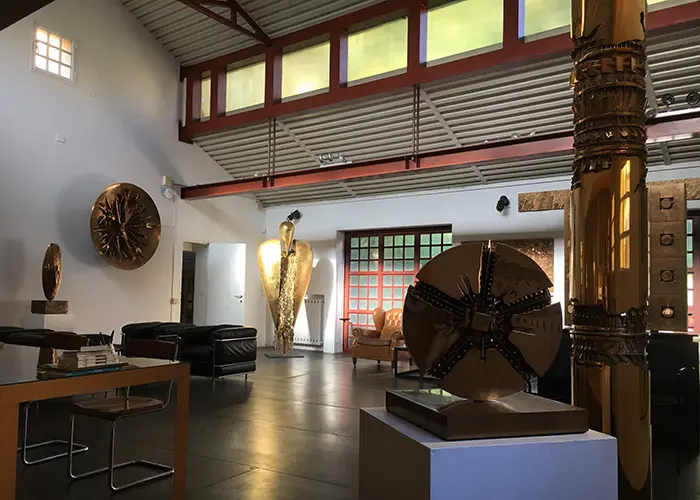 Interiors of the artist Arnaldo Pomodoro with the iconic style of Milanese Interior design